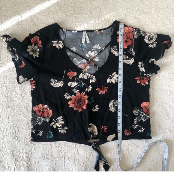 NEW NWOT BLACK FLORAL FRONT TIE CROP TOP SIZE MED - Picture 8 of 11